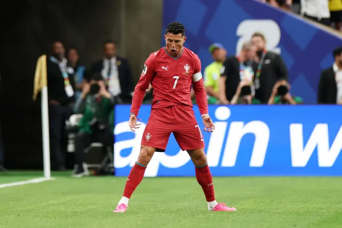 Cristiano Ronaldo a szokásos ünneplése közben, miután gólt lőtt a Portugália-Üzbegisztán vb-meccsen – Fotó: Charlotte Wilson / Getty Images via AFP