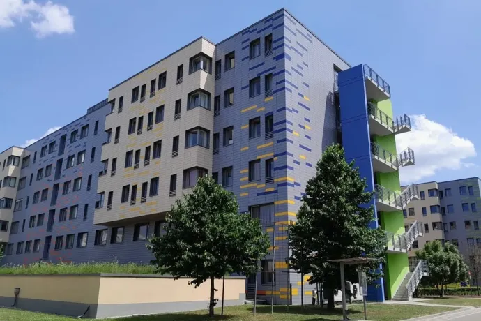 Leállt a klíma a győri kórház egyik szárnyában, vizet osztanak a betegeknek