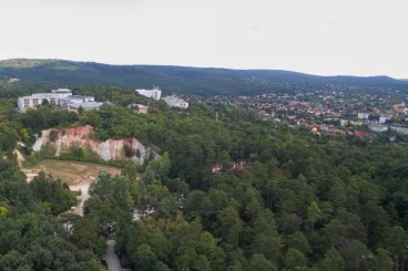 A Pilisi Parkerdőnél épülő panorámás otthonban megérted, miért pörögnek a félkész házak