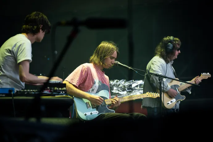 Fent Mac DeMarco, lent az előzenekar, Otto Benson – Fotó: Alföldi Dániel István / Telex