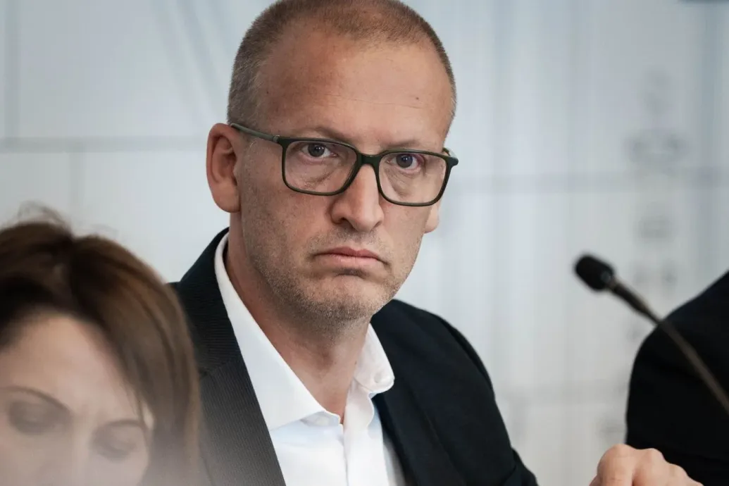 Tarr Zoltán bejelentette, hogy leváltják a közmédia vezetőit, és az átmeneti vezetés társadalmi párbeszédet indít