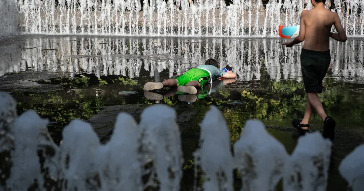 A vörös kódot egy héttel meghosszabbították a hőség miatt.