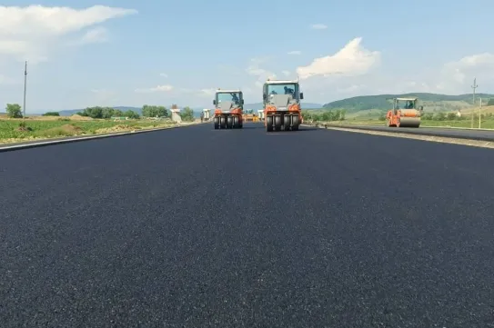 Már aszfaltozzák a Székelyföldet átszelő autópálya első kilométereit