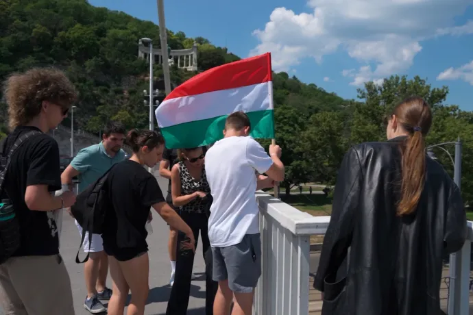 Folytatódik a zászlóügy: magyar zászlókkal rakták tele a mi hazánkosok az Erzsébet hidat