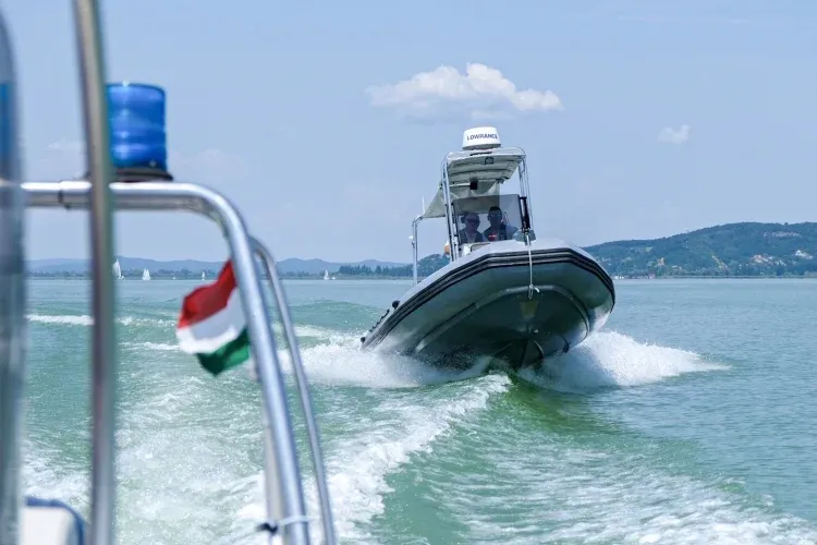81 éves szörföst mentettek ki a Balatonból a vízirendőrök