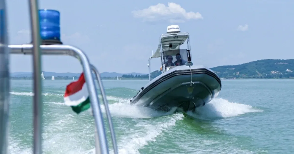 81 éves szörföst mentettek ki a Balatonból a vízirendőrök