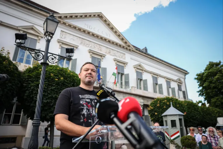 Mészáros Lőrinc inkább a hatvanpusztai zebrákat eteti, mint a Pesti Srácokat