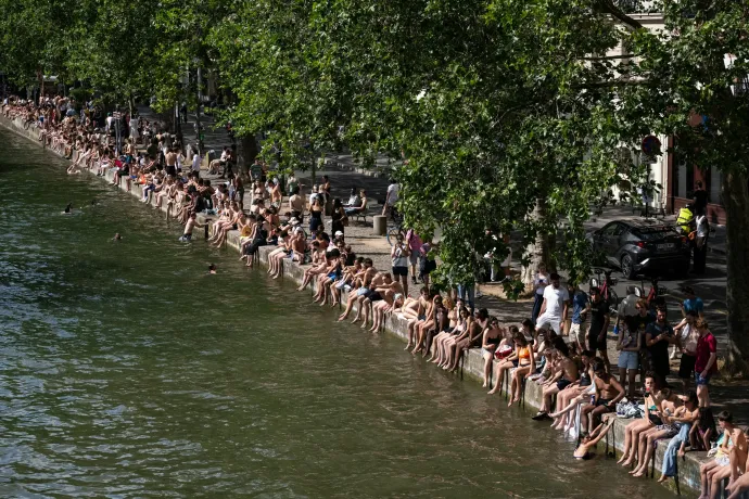 Strandolók száradnak a párizsi Szent Márton-csatorna (Canal Saint-Martin) partján június 20-án (fent); egy betegszállító egy hordágyat tol a bordeaux-i Pellegrin Egyetemi Kórházban június 23-án (lent) – Fotó: Arnaud Finistre / AFP és Philippe Lopez / AFP