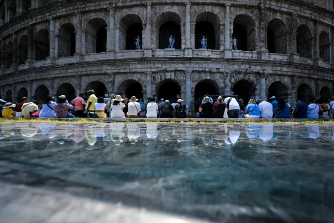 A korábban a müncheni Eisbachban csobbanó pár utazik egy villamoson június 19-én (fent); turisták ülnek a római Colosseum árnyékában egy május 28-i fotón (középen); alacsony vízállás a bécsi Wien patakon május 28-án (lent) – Fotó: Angelika Warmuth / Reuters, Tiziana Fabi / AFP és Joe Klamar / AFP