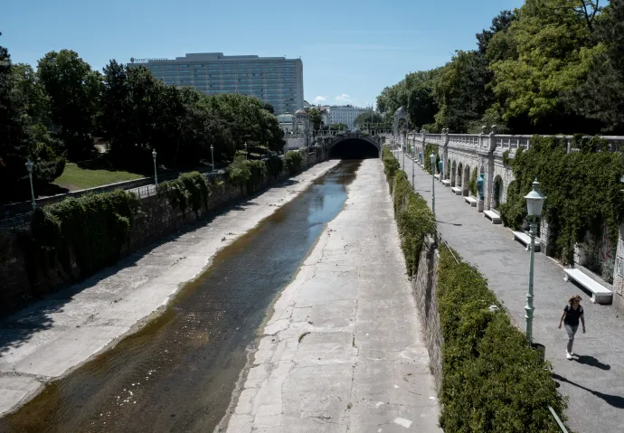A korábban a müncheni Eisbachban csobbanó pár utazik egy villamoson június 19-én (fent); turisták ülnek a római Colosseum árnyékában egy május 28-i fotón (középen); alacsony vízállás a bécsi Wien patakon május 28-án (lent) – Fotó: Angelika Warmuth / Reuters, Tiziana Fabi / AFP és Joe Klamar / AFP