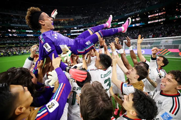 A mérkőzés végén a mexikói csapat a levegőbe dobálva ünnepelte Guillermo Ochoát – Fotó: Hector Vivas / FIFA / Getty Images