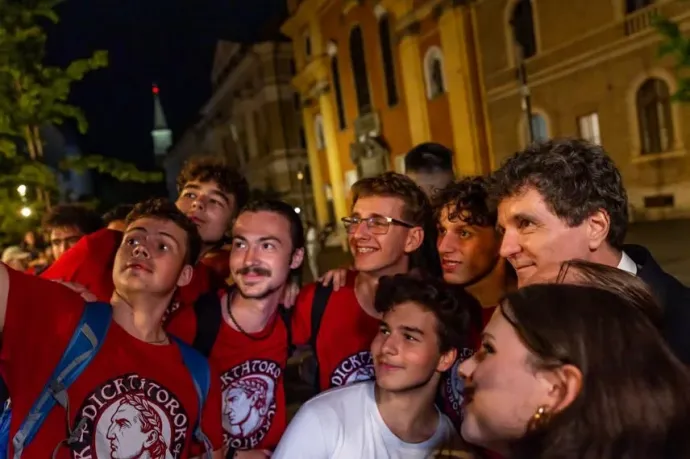 Nicușor Dan magyar diáknapozókkal szelfizett Kolozsváron és a leendő kisebbségi kormányról is beszélt