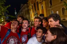 Nicușor Dan magyar diáknapozókkal szelfizett Kolozsváron és a leendő kisebbségi kormányról is beszélt