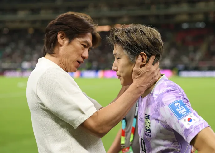 A dél-koreai szövetségi kapitány, Hong Mjongbo és I Gangin a Dél-Afrika elleni vereség után – Fotó: Ryan Pierse – FIFA / Getty Images