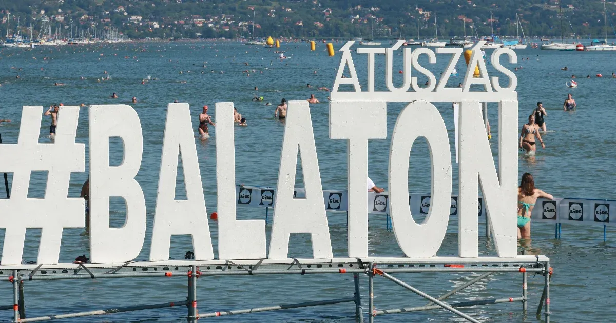 Ideiglenes stéget építenek a Balaton-átúszásra.