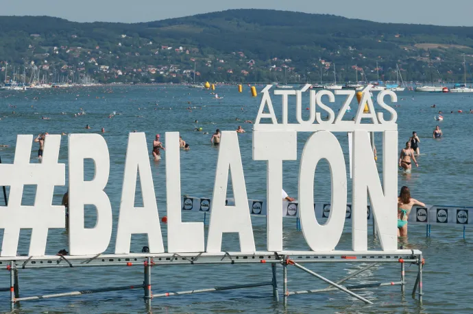 Alacsony a víz, ideiglenes stéget építenek a Balatonra az idei Balaton-átúszás miatt