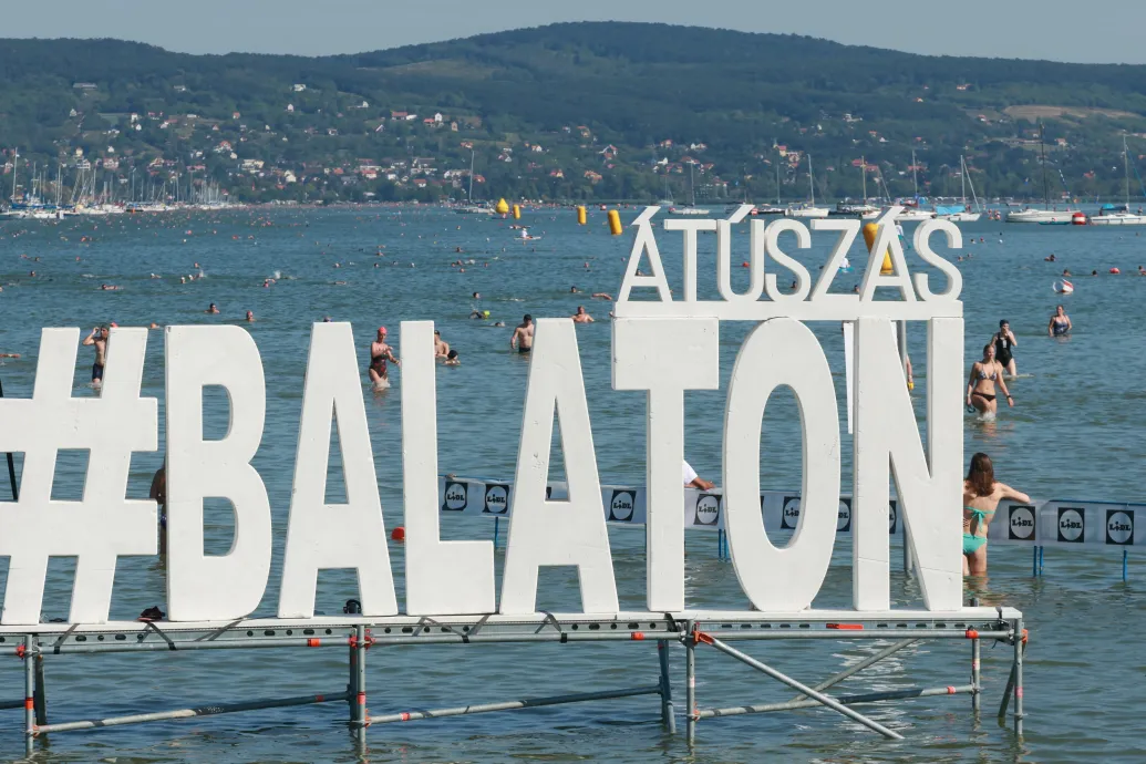 Alacsony a víz, ideiglenes stéget építenek a Balatonra az idei Balaton-átúszás miatt