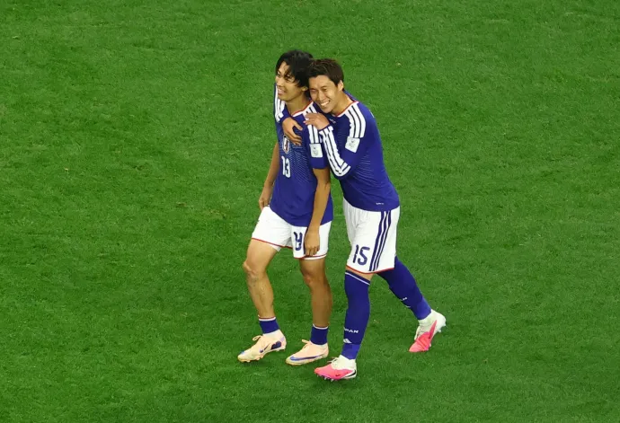 Nakamura Keito a letolt zokniban, mellette Kamada Daicsi a térd fölé érő sportszárban – Fotó: Kai Pfaffenbach / Reuters