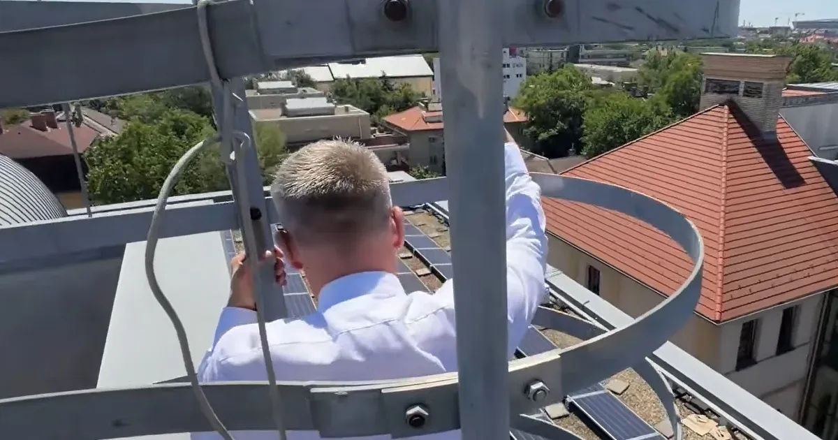 Péter és Zsolt az Uzsoki kórház tetőn a klímáról beszéltek.