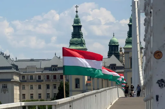Eljárás indult, miután egy magyar zászlót bedobtak a Dunába az Erzsébet hídról