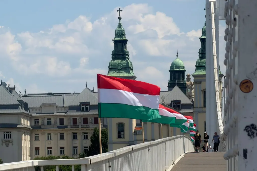 Eljárás indult, miután egy magyar zászlót bedobtak a Dunába az Erzsébet hídról