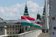 Eljárás indult, miután egy magyar zászlót bedobtak a Dunába az Erzsébet hídról