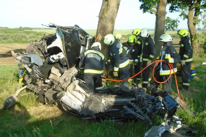 Tűzoltók dolgoznak az összeroncsolódott Mercedesen – Fotó: Baranya Vármegyei Katasztrófavédelmi Igazgatóság