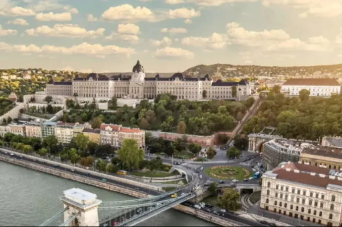 Don Batida lépcsője és a kacsalábon forgó palota: a kormány bemutatta, mit terveztek még Orbánék a Várnegyedben