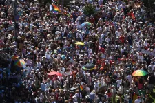 Hat mentőautóval, vízosztással, utcai orvosokkal készül a Budapest Pride csapata a szombati hőségre a felvonulás alatt