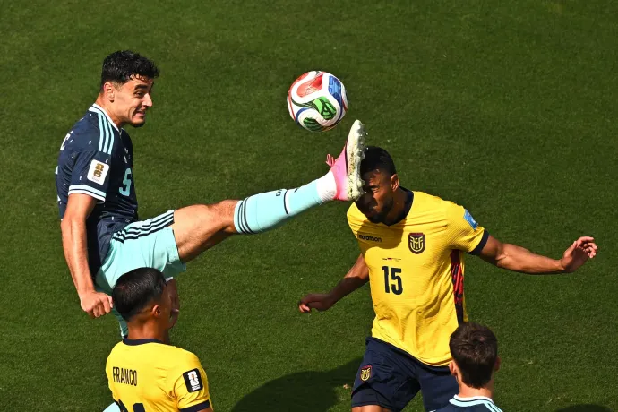 Aleksandar Pavlović túl magasra emelt lába a Németország–Ecuador-mérkőzésen – Fotó: Tom Weller / picture alliance / Getty Images