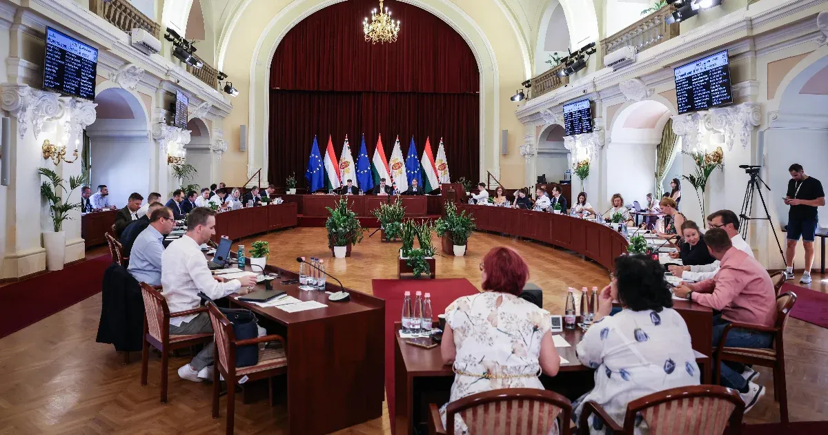 A reklámszövetség a Fidesz támogatásával kéri a plakátok megtartását.