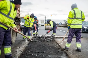 A közutak felét újjá kellene építeni, és Mészárosék koncessziója nélkül pénz is lenne rá