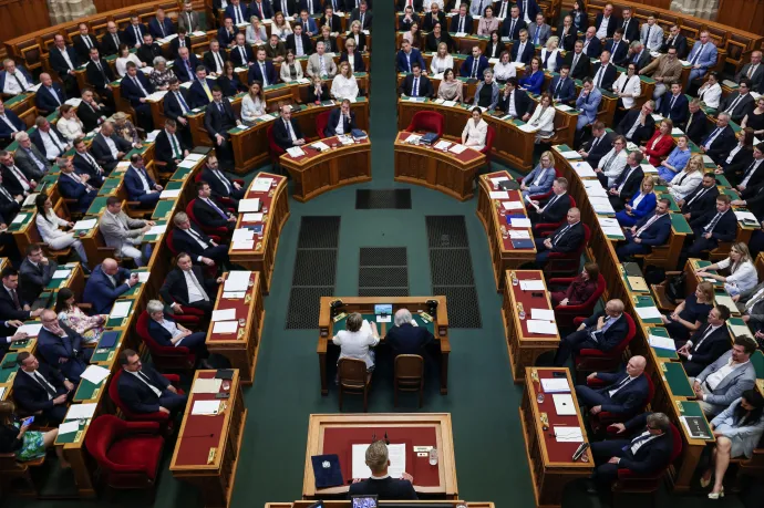 Elveszik a polgármesterek költségtérítését, de a fizetésükhöz végül nem nyúlnak