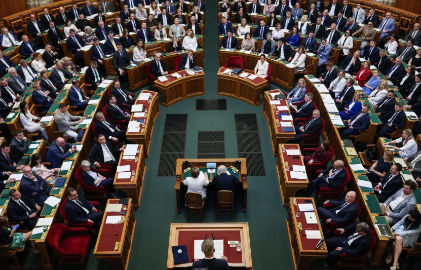 Elveszik a polgármesterek költségtérítését, de a fizetésükhöz végül nem nyúlnak