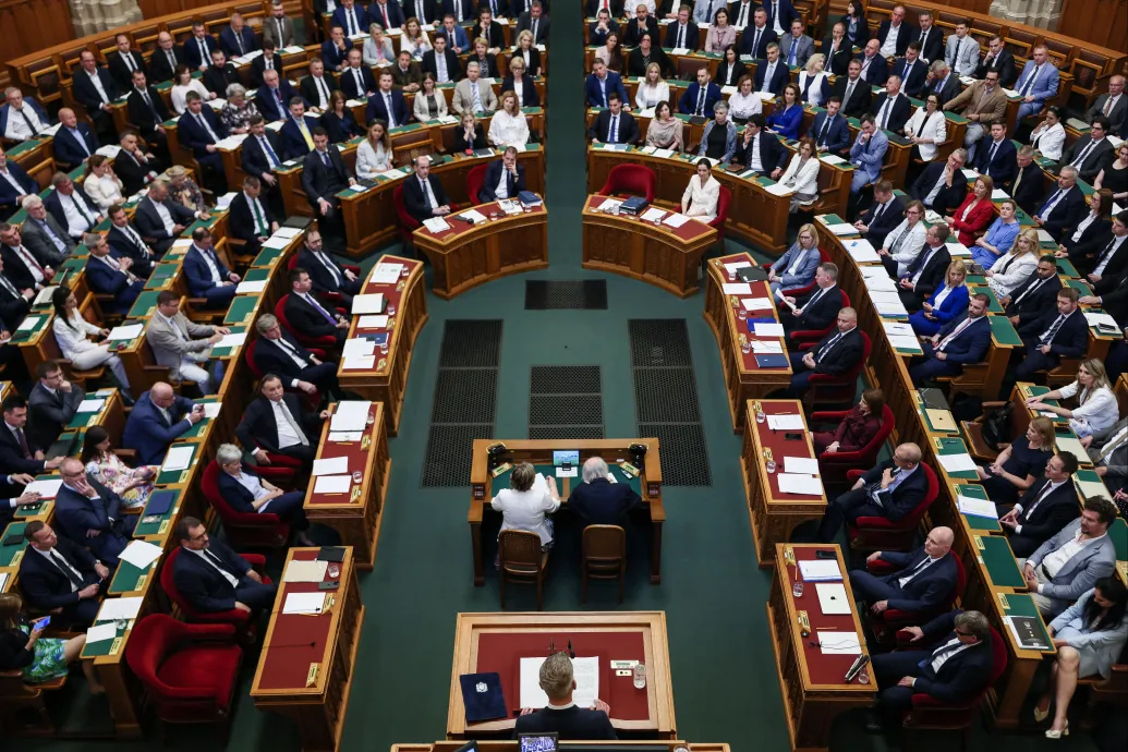 Elveszik a polgármesterek költségtérítését, de a fizetésükhöz végül nem nyúlnak