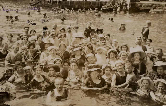 A velencei Lidón, 1904; Abbázia, 1900-as évek; kép Walleshausen Éva fővárosi tisztviselőnő tátrai nyaralásáról, 1943 – Fotó: Budapest Főváros Levéltára, BFL XIII.54; BFL XIII.22; BFL XIV.210