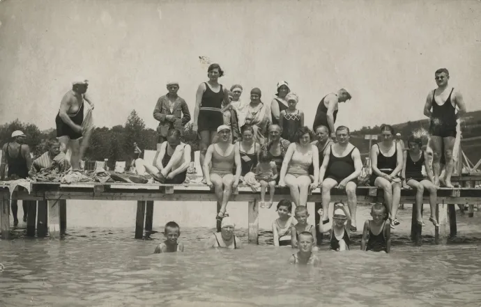 Nyaralók a Balatonkenesei Fővárosi Üdülőhely strandján, Riedl Emil székesfővárosi főmérnök és felesége, Füredi Irén zenetanárnő fotóján, 1930 – Fotó: Budapest Főváros Levéltára, BFL XIII.60