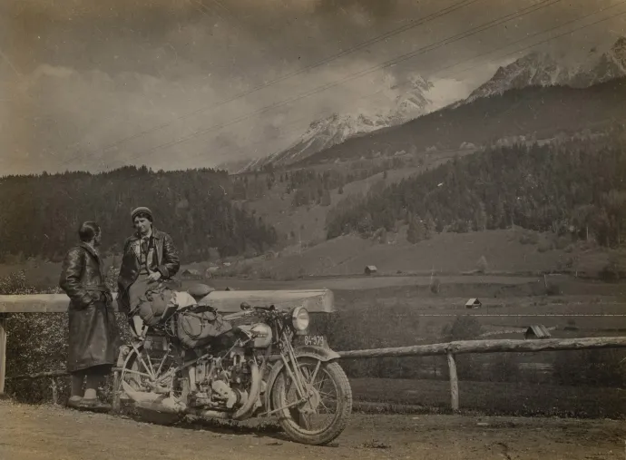 Albert István adóhivatali kistisztviselő osztrák–német motoros útján készült kép, 1930-as évek; Szécsi Teréz a Puccini fedélzetén, 1933; Ausztriai utazás autóval az 1930-as években – Fotó: Budapest Főváros Levéltára, BFL XIV.300; BFL XIII.107; BFL XIII.101