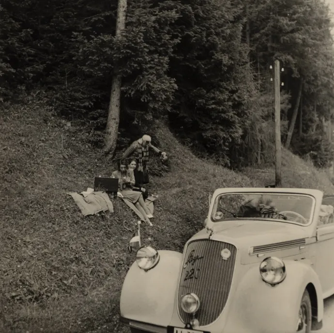 Albert István adóhivatali kistisztviselő osztrák–német motoros útján készült kép, 1930-as évek; Szécsi Teréz a Puccini fedélzetén, 1933; Ausztriai utazás autóval az 1930-as években – Fotó: Budapest Főváros Levéltára, BFL XIV.300; BFL XIII.107; BFL XIII.101