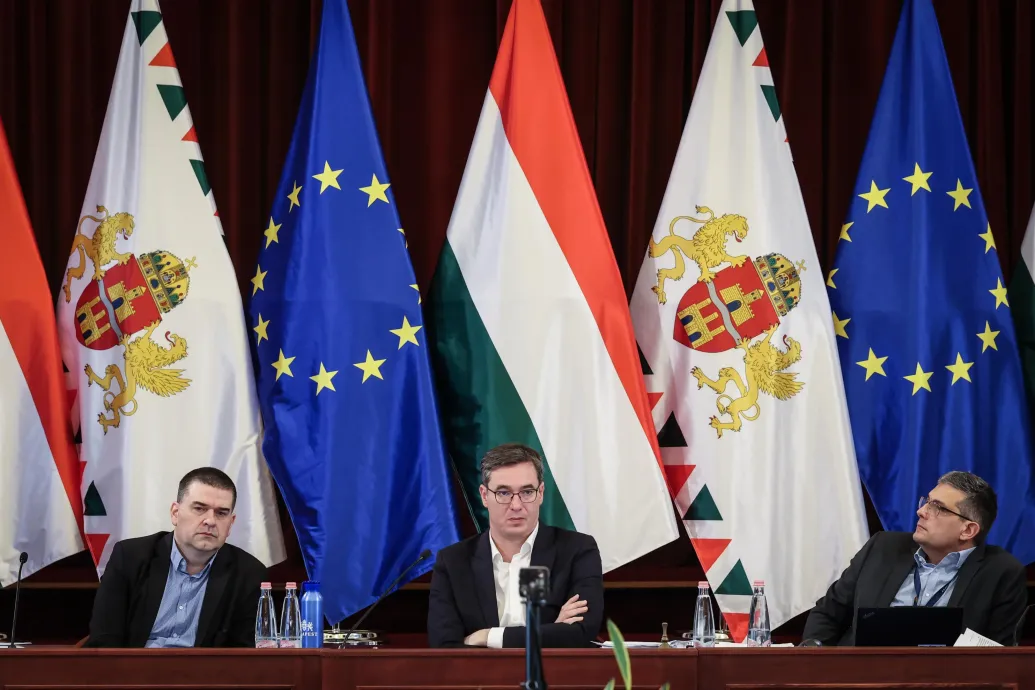 Nagy tapssal fogadták el a fővárosi képviselők a plakáttilalomról szóló fővárosi javaslatot