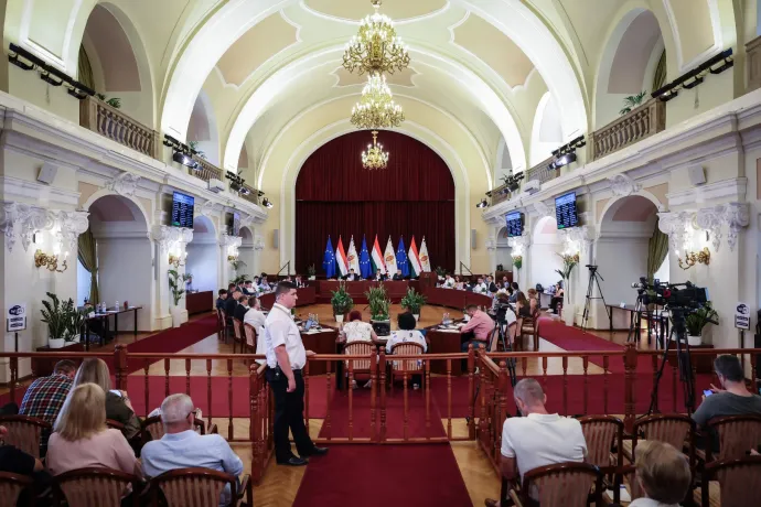 Nagy tapssal fogadták el a fővárosi képviselők a plakáttilalomról szóló fővárosi javaslatot