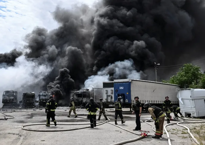 Tűzoltók dolgoznak Zaporizzsjában egy orosz dróntámadás után, 2026. június 25-én – Fotó: Reuters