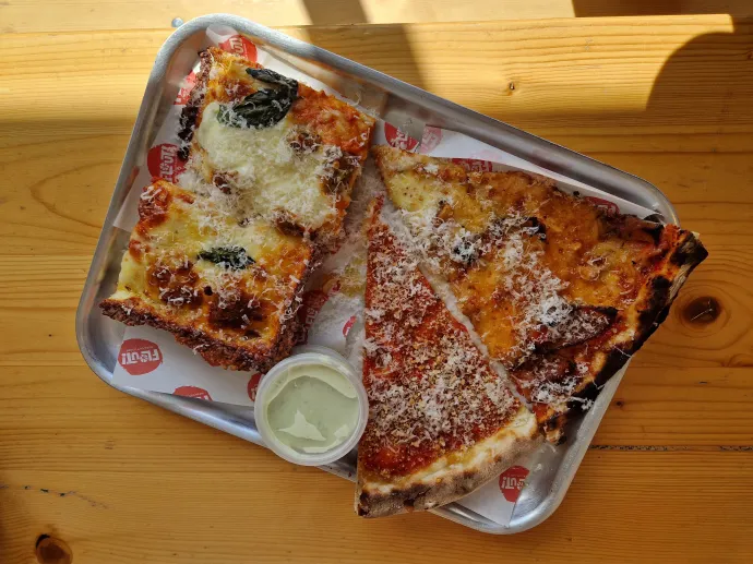Egy belfasti pizzázóban alapból jár a ranch szósz a pizza mellé – Fotó: Ács Bori / Telex