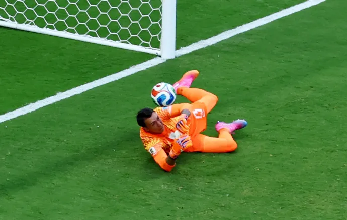 Fernando Muslera kapuhibája a spanyolok elleni mérkőzésen – Fotó: Raquel Cunha / Reuters