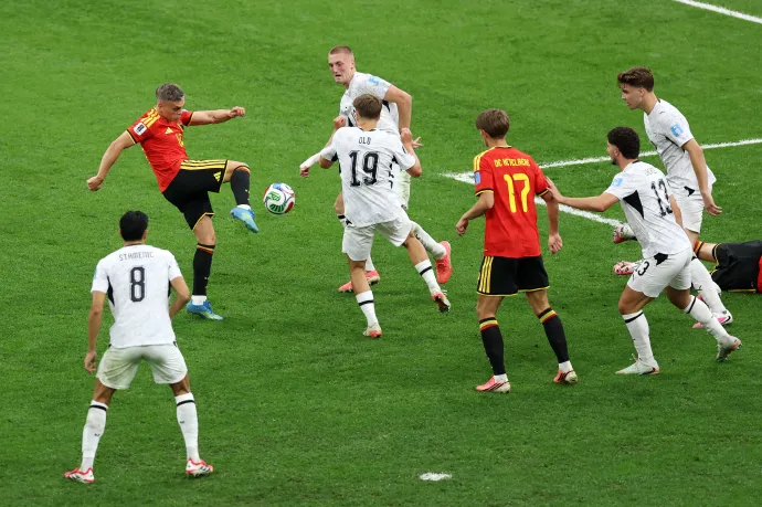 Leandro Trossard lövése a második gólnál – Fotó: Fran Santiago / Getty Images