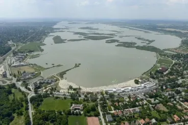 A tó, amely egyre távolabb kerül a strandoktól kitartásra sarkallja az embereket