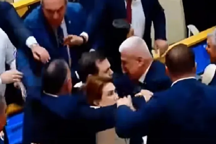 Verekedés tört ki a grúz parlamentben, a súlyemelő olimpiai legenda is bevetette magát