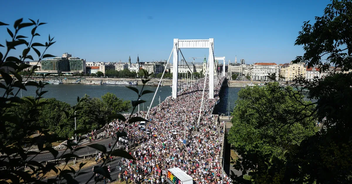 Megint szivárványos zászlókat hajigáltak a Dunába, ennek is rendőrségi eljárás lett a vége