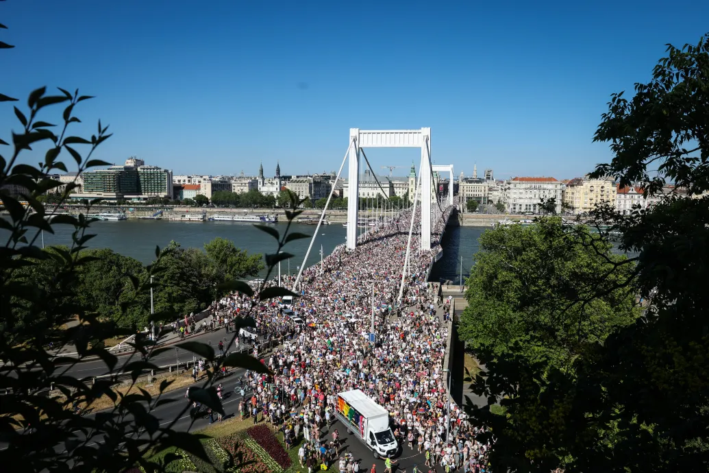 Megint szivárványos zászlókat hajigáltak a Dunába, ennek is rendőrségi eljárás lett a vége