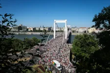 Megint szivárványos zászlókat hajigáltak a Dunába, ennek is rendőrségi eljárás lett a vége